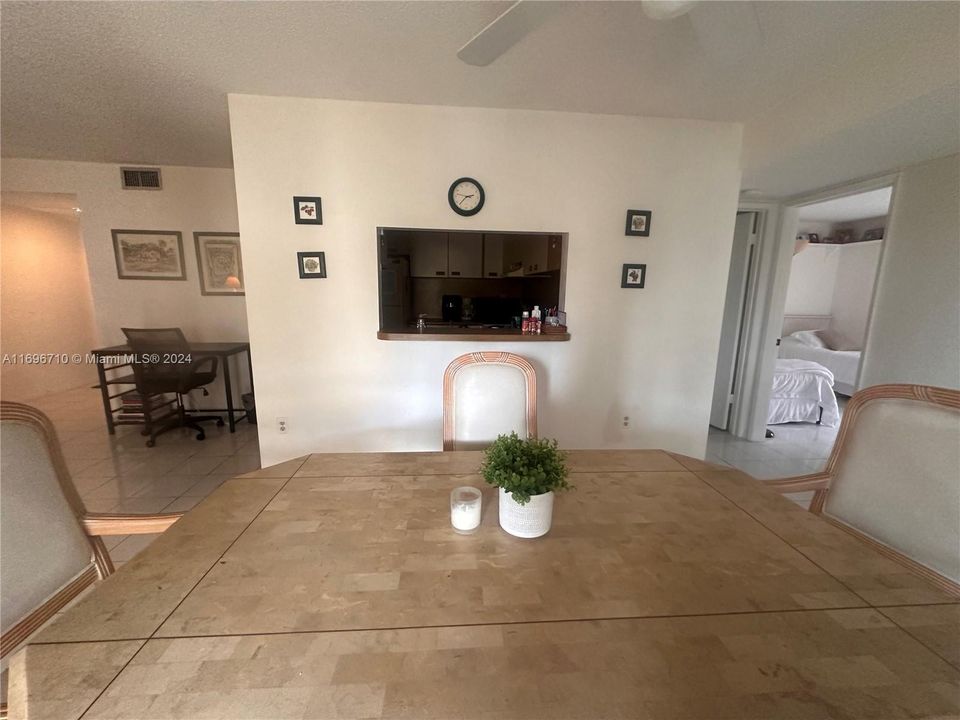 For Sale: $325,000 (2 beds, 2 baths, 965 Square Feet)