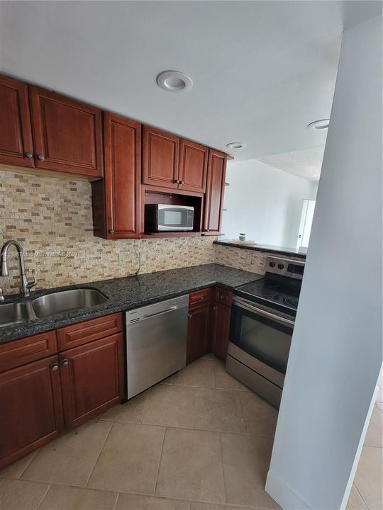 For Sale: $300,000 (1 beds, 1 baths, 680 Square Feet)