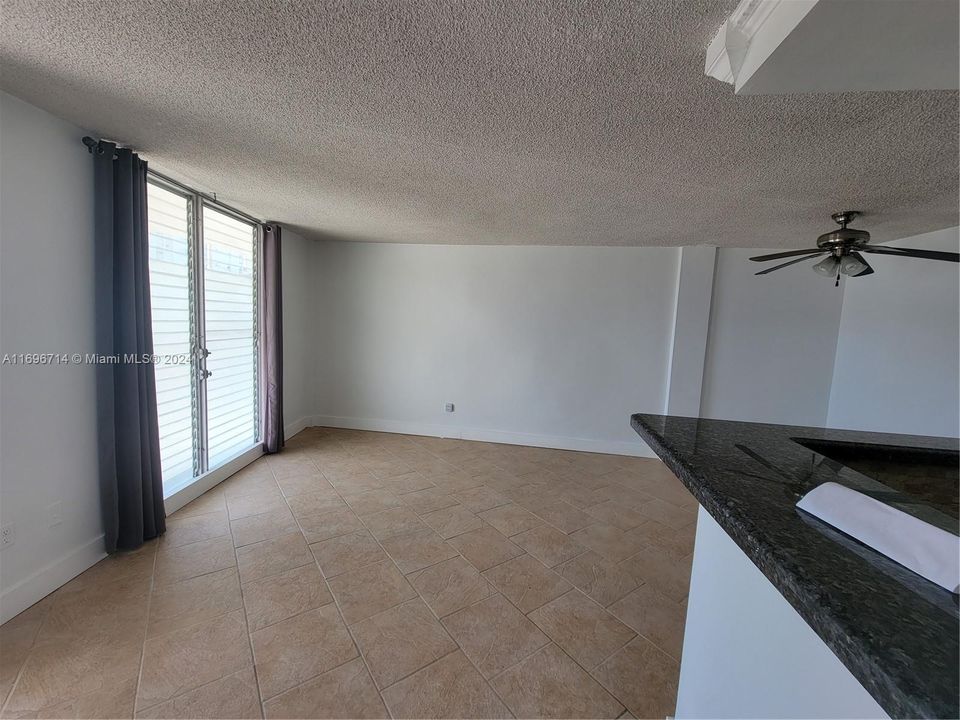 For Sale: $300,000 (1 beds, 1 baths, 680 Square Feet)