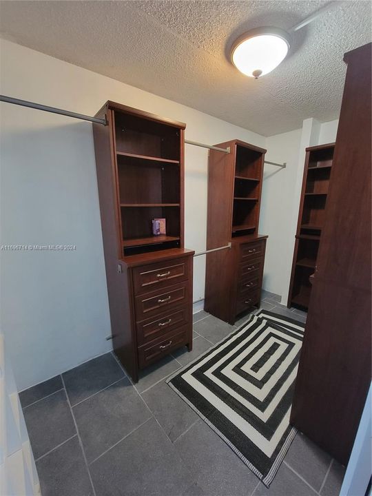 For Sale: $300,000 (1 beds, 1 baths, 680 Square Feet)