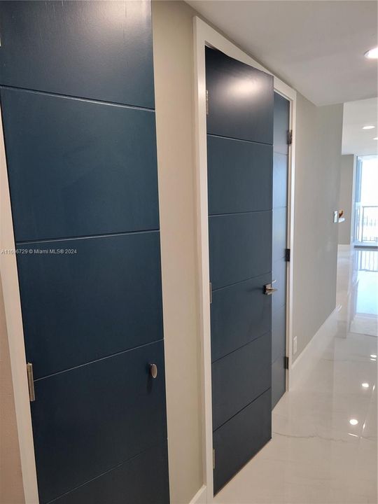 Foyer entry with spacious closets