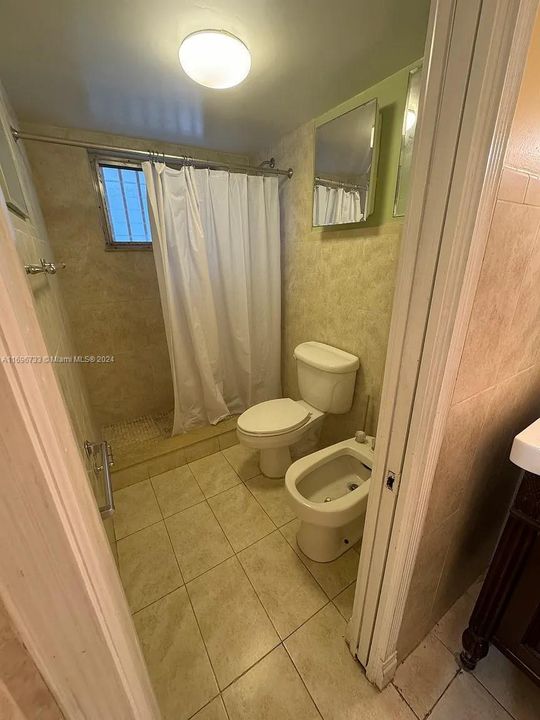 For Rent: $3,500 (1 beds, 1 baths, 727 Square Feet)