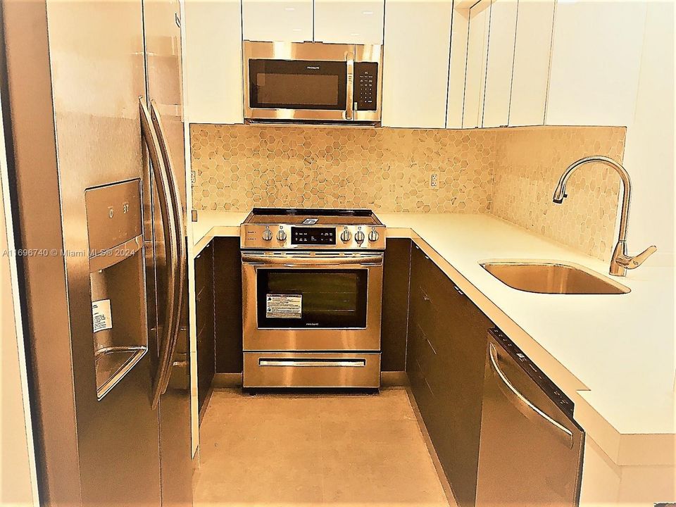 For Sale: $495,000 (1 beds, 1 baths, 852 Square Feet)