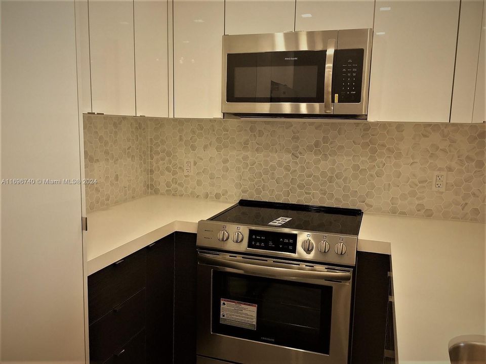 For Sale: $495,000 (1 beds, 1 baths, 852 Square Feet)