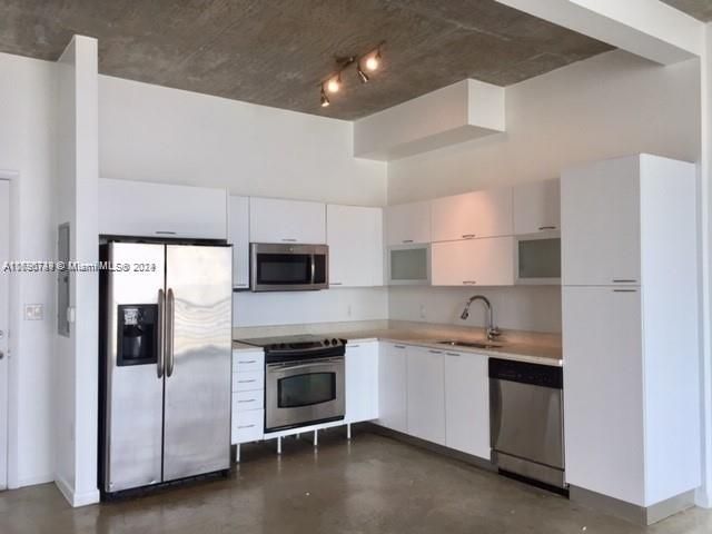 For Sale: $330,000 (1 beds, 1 baths, 685 Square Feet)