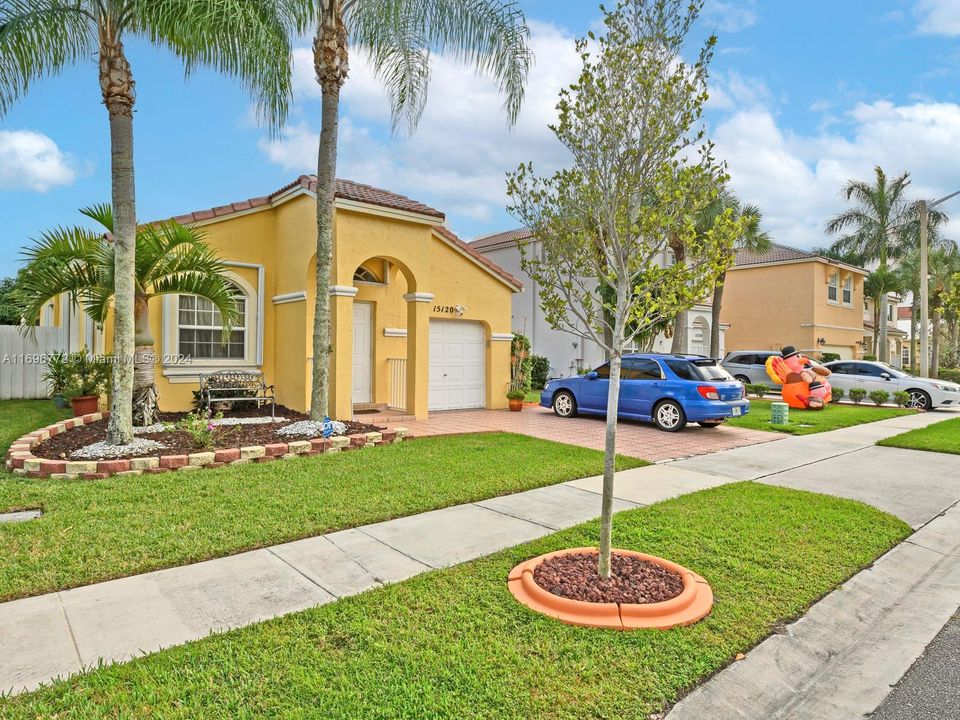 For Sale: $606,000 (3 beds, 2 baths, 1582 Square Feet)