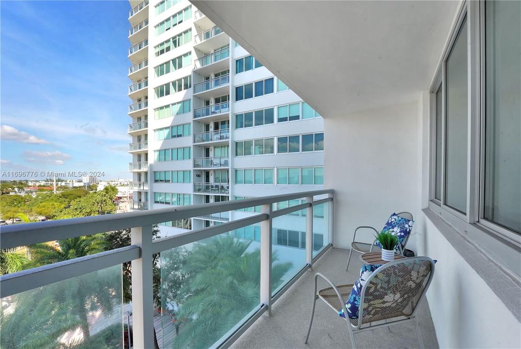 For Sale: $350,000 (1 beds, 2 baths, 912 Square Feet)