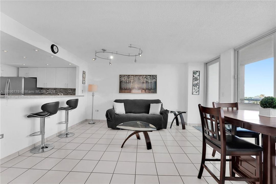 For Sale: $350,000 (1 beds, 2 baths, 912 Square Feet)