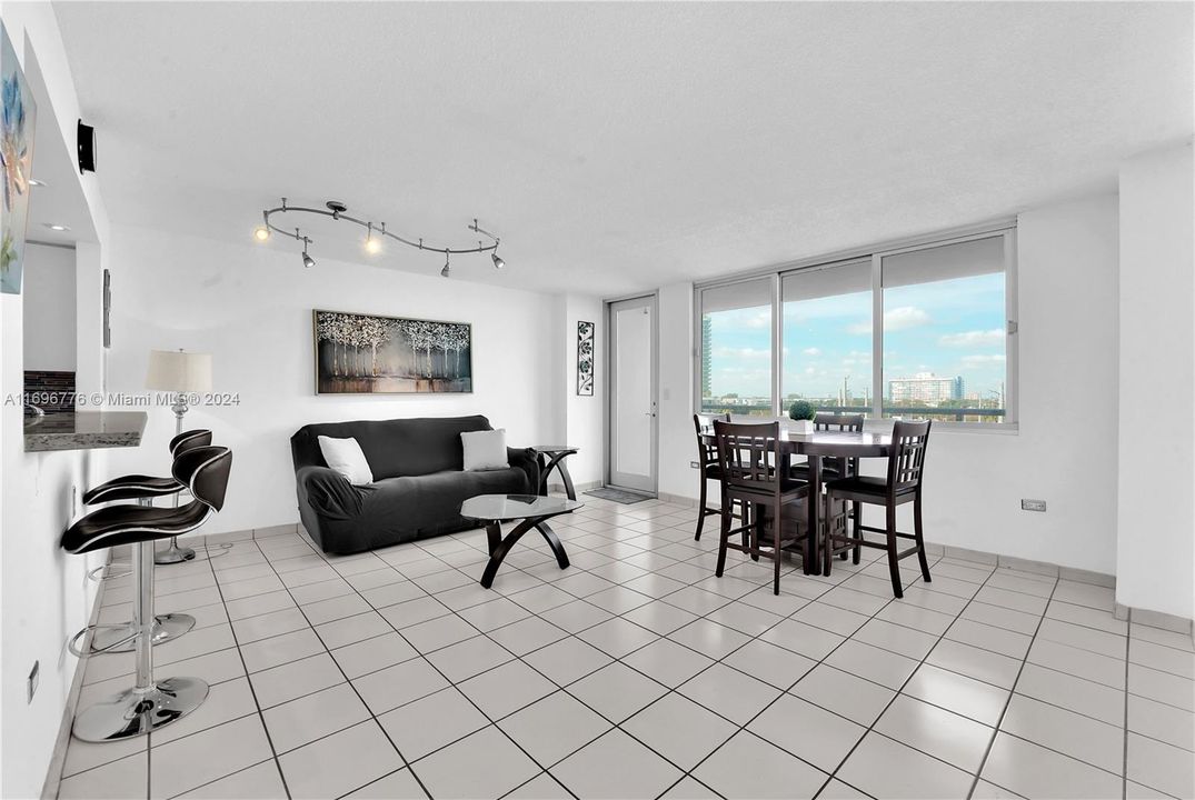 For Sale: $350,000 (1 beds, 2 baths, 912 Square Feet)