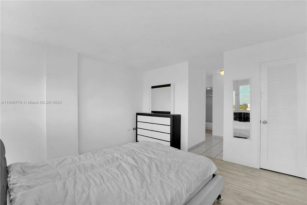 For Sale: $350,000 (1 beds, 2 baths, 912 Square Feet)