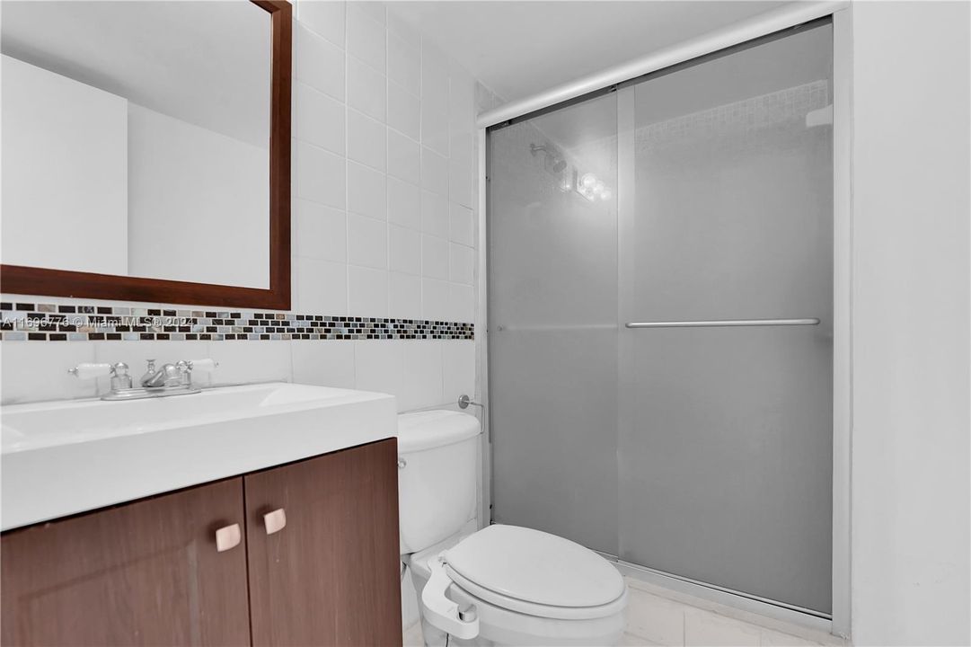 For Sale: $350,000 (1 beds, 2 baths, 912 Square Feet)