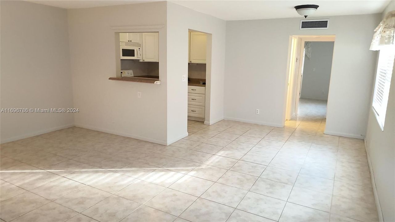 For Rent: $1,350 (1 beds, 1 baths, 646 Square Feet)