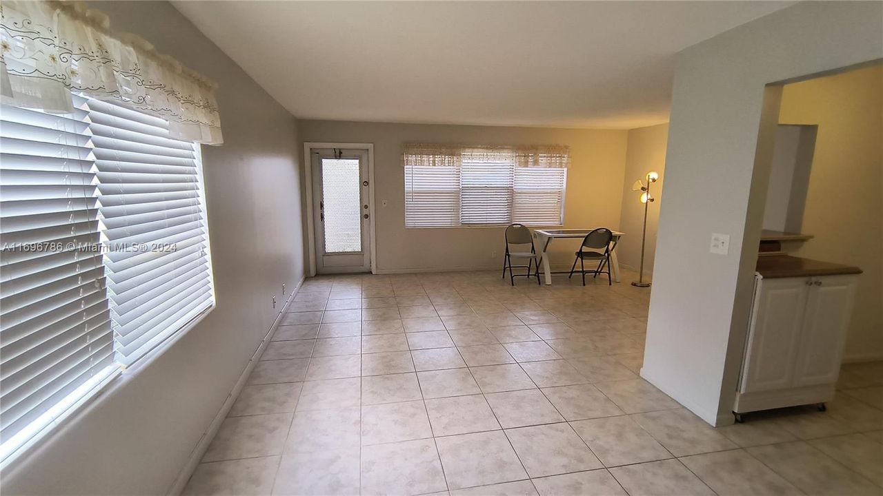 For Rent: $1,350 (1 beds, 1 baths, 646 Square Feet)