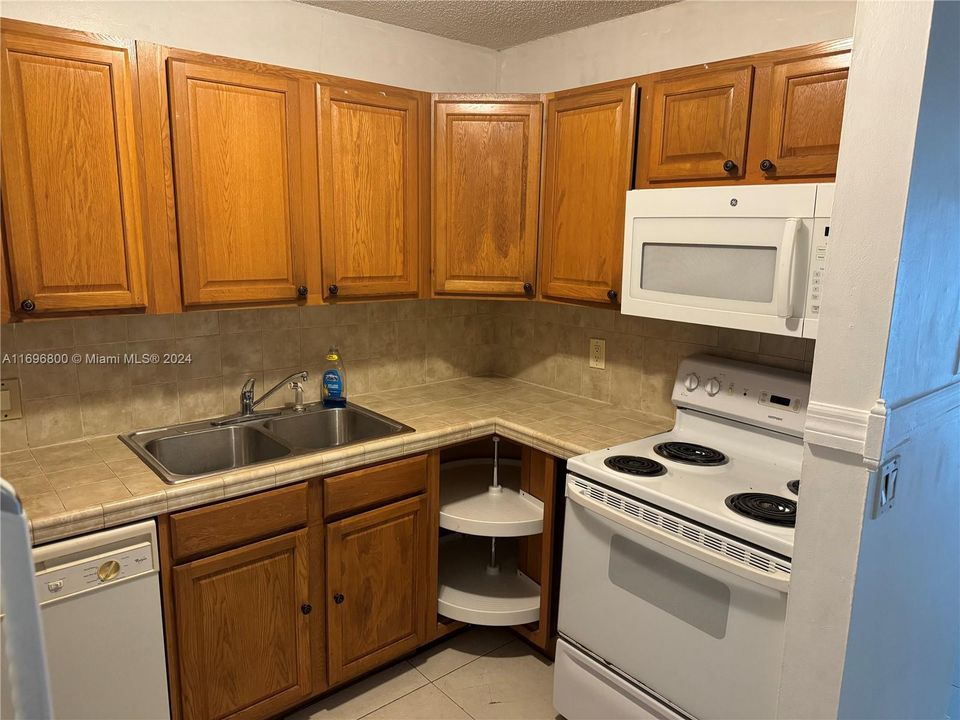 For Rent: $1,700 (2 beds, 1 baths, 753 Square Feet)