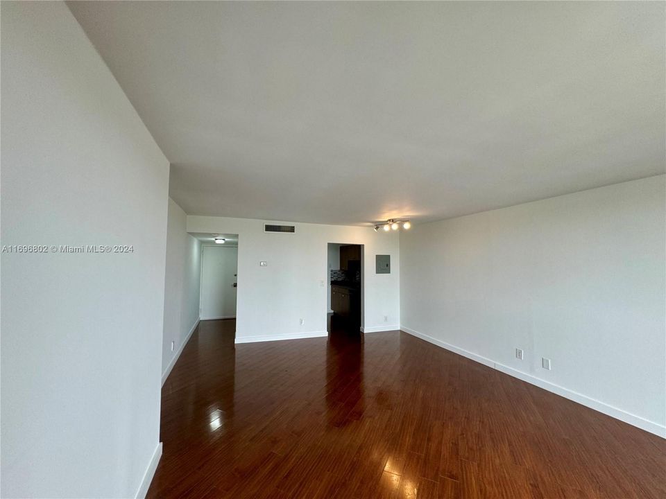 For Rent: $2,600 (2 beds, 2 baths, 963 Square Feet)