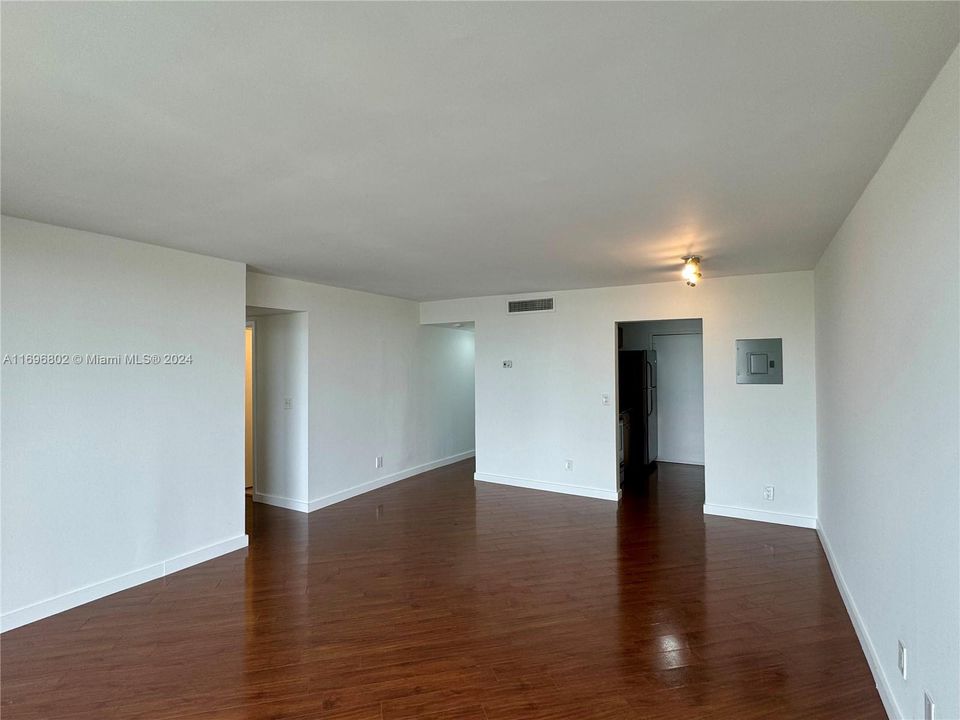 For Rent: $2,600 (2 beds, 2 baths, 963 Square Feet)