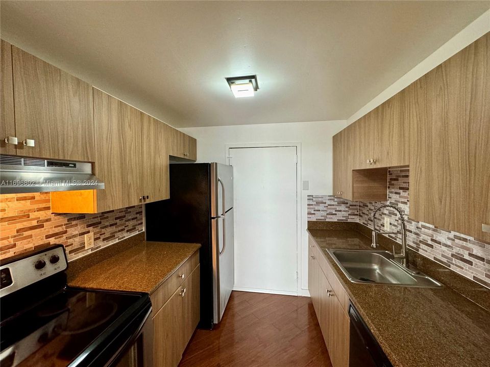 For Rent: $2,600 (2 beds, 2 baths, 963 Square Feet)