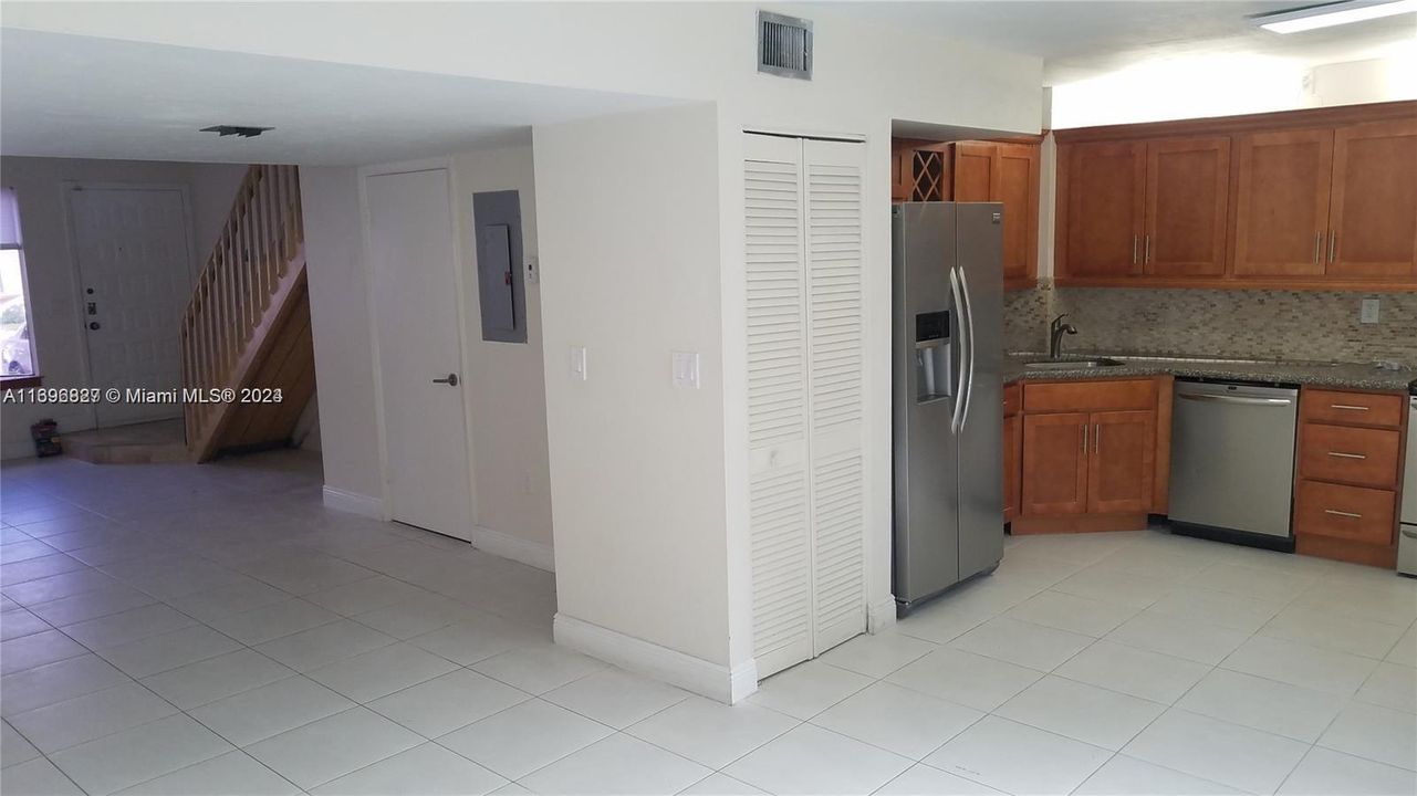 For Rent: $3,500 (3 beds, 2 baths, 1348 Square Feet)