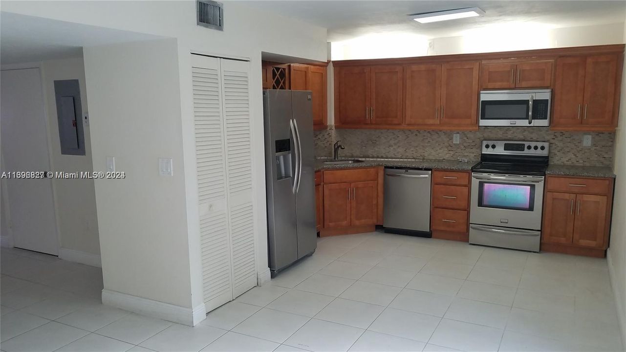 For Rent: $3,500 (3 beds, 2 baths, 1348 Square Feet)