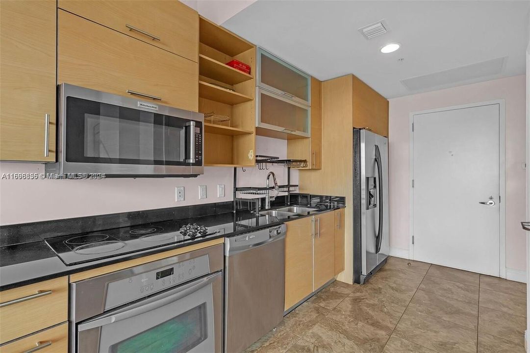 For Sale: $475,000 (1 beds, 1 baths, 595 Square Feet)