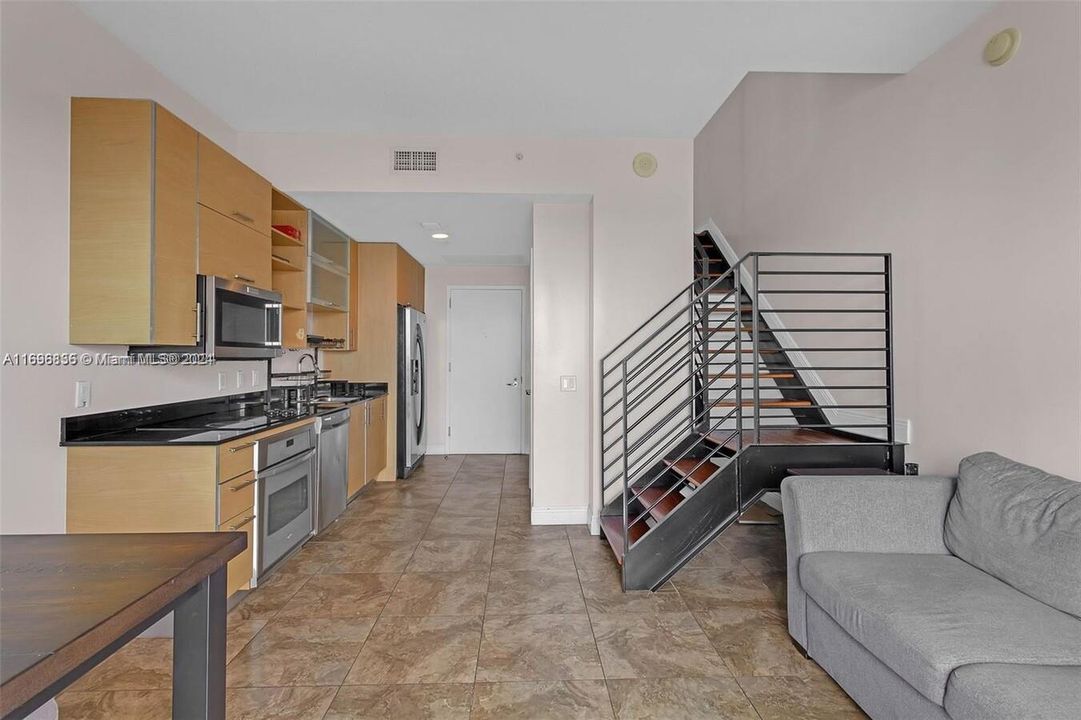 For Sale: $475,000 (1 beds, 1 baths, 595 Square Feet)