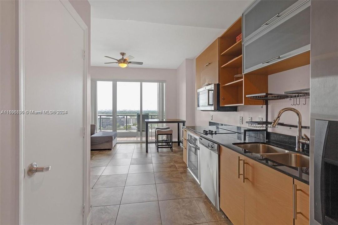 For Sale: $475,000 (1 beds, 1 baths, 595 Square Feet)