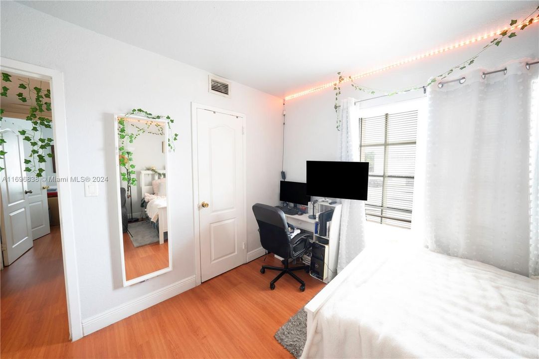 For Sale: $310,000 (2 beds, 2 baths, 1040 Square Feet)