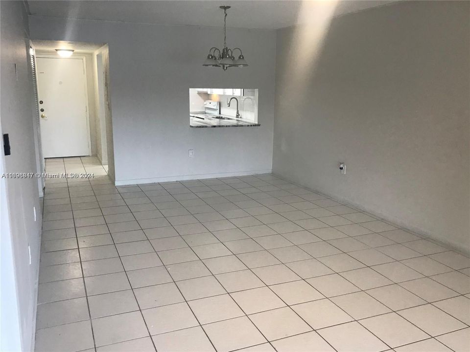 For Rent: $2,350 (2 beds, 1 baths, 1017 Square Feet)