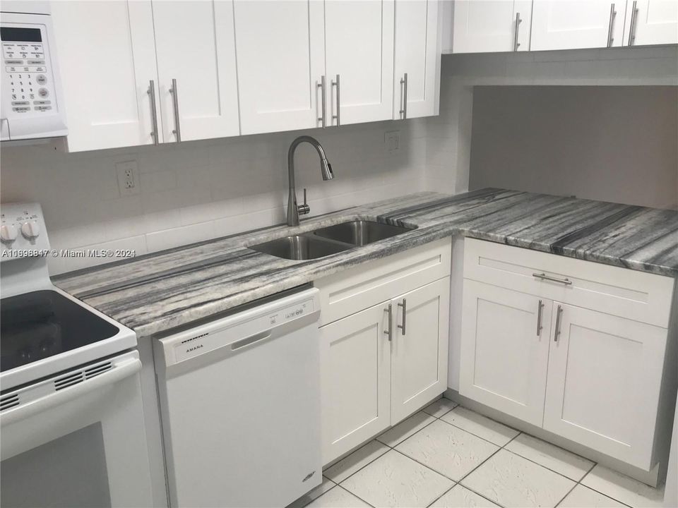 For Rent: $2,350 (2 beds, 1 baths, 1017 Square Feet)