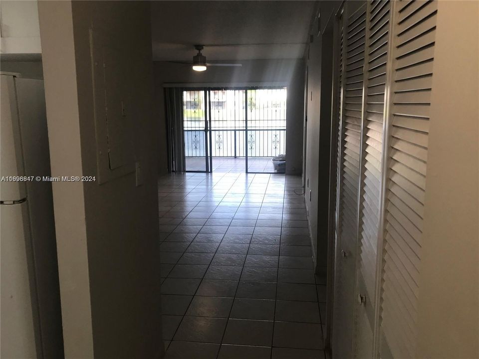 For Rent: $2,350 (2 beds, 1 baths, 1017 Square Feet)