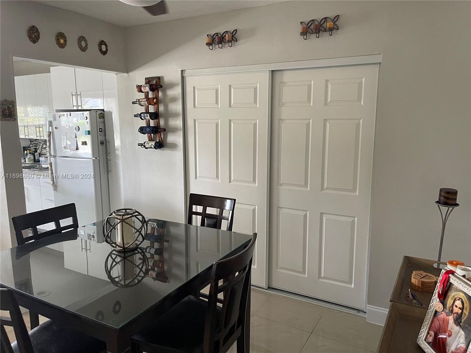 For Sale: $160,000 (1 beds, 1 baths, 715 Square Feet)