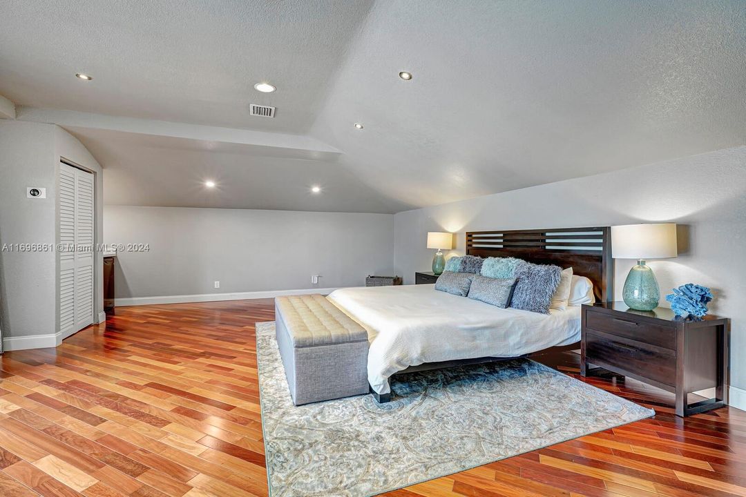 Upstairs guest/in-law suite with private balcony & Brazilian Cherry Hardwood floors