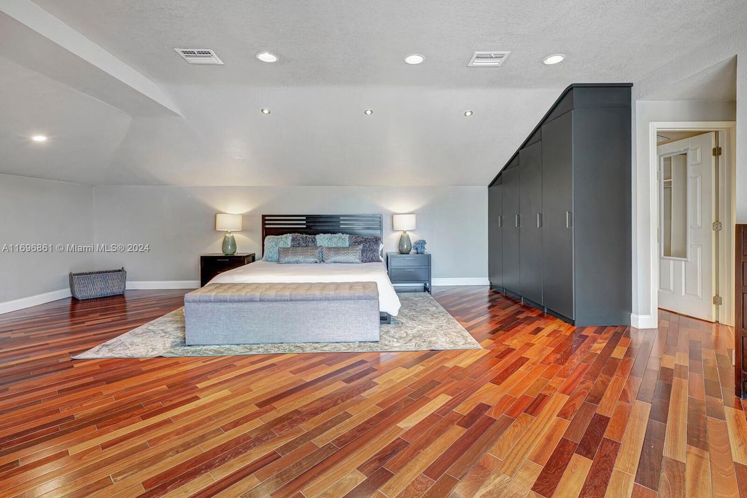 Upstairs guest/in-law suite with Brazilian Cherry Hardwood floors