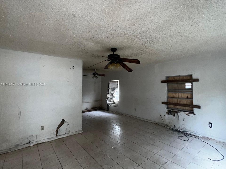 For Sale: $314,900 (2 beds, 1 baths, 1341 Square Feet)