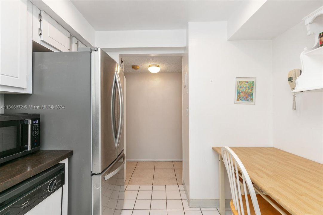 For Sale: $250,000 (1 beds, 1 baths, 924 Square Feet)