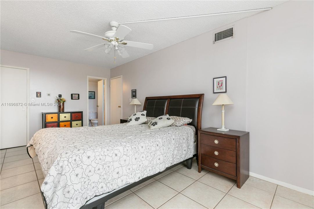 For Sale: $250,000 (1 beds, 1 baths, 924 Square Feet)