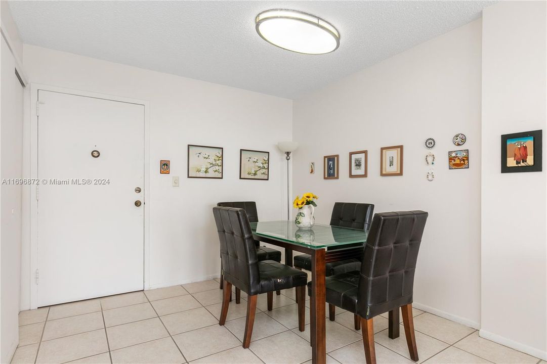 For Sale: $250,000 (1 beds, 1 baths, 924 Square Feet)