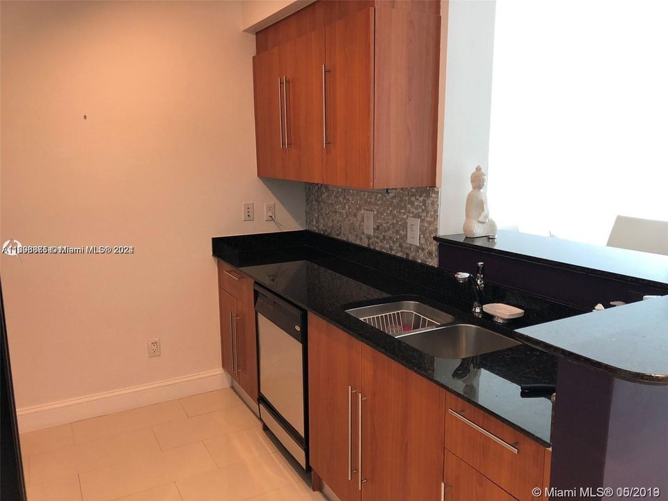 For Sale: $490,000 (1 beds, 1 baths, 846 Square Feet)