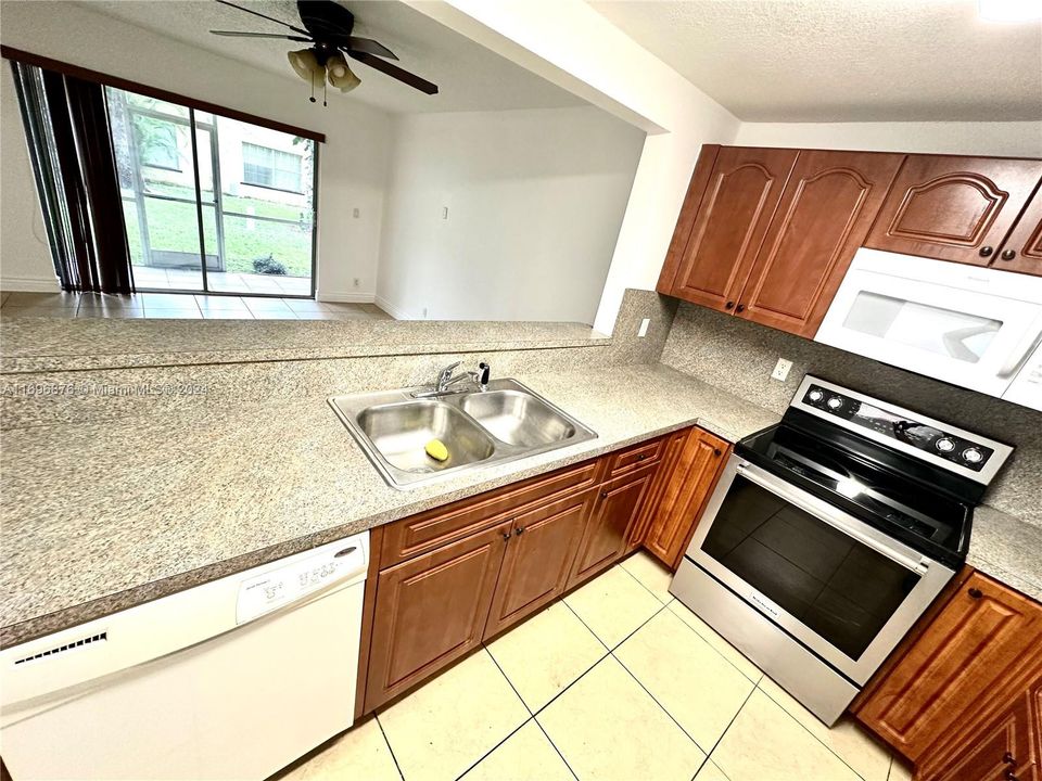 For Sale: $179,900 (2 beds, 2 baths, 1108 Square Feet)