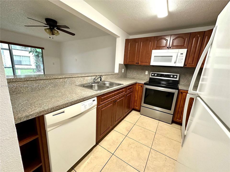 For Sale: $179,900 (2 beds, 2 baths, 1108 Square Feet)