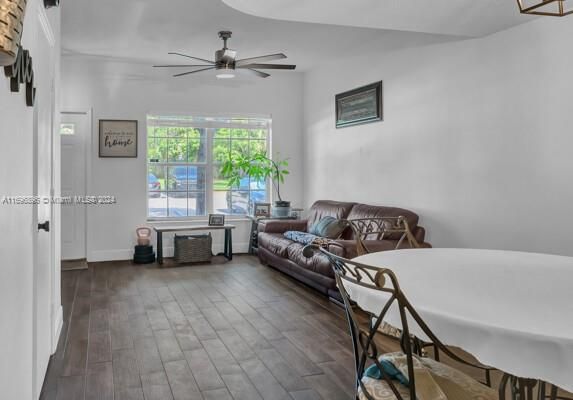 For Sale: $365,000 (2 beds, 1 baths, 1110 Square Feet)