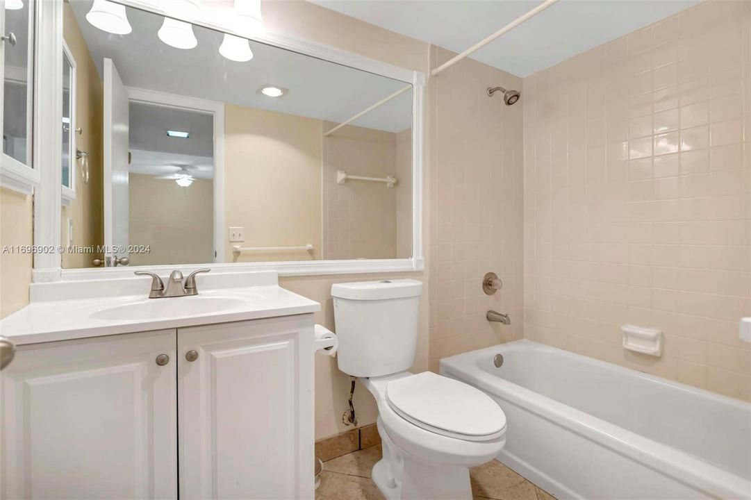 For Sale: $235,000 (2 beds, 2 baths, 1000 Square Feet)