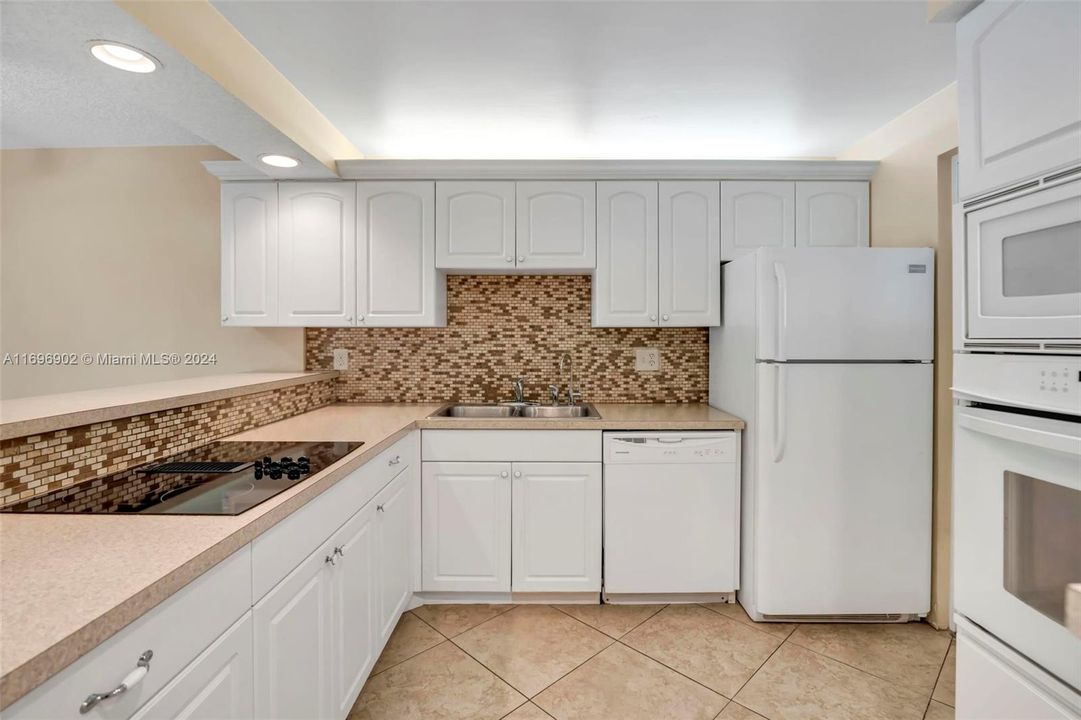 For Sale: $235,000 (2 beds, 2 baths, 1000 Square Feet)