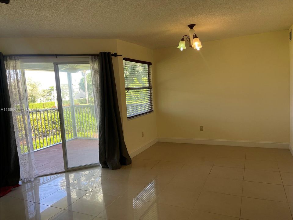 For Sale: $199,900 (2 beds, 2 baths, 1160 Square Feet)