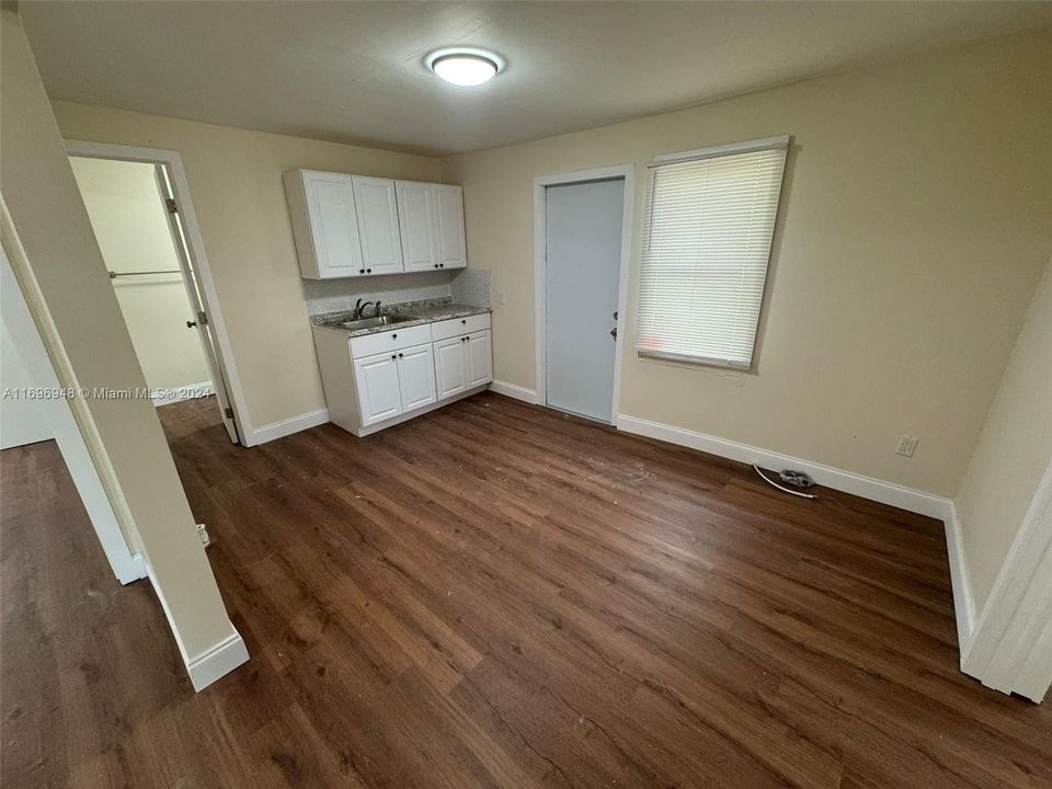 For Rent: $1,500 (2 beds, 1 baths, 3260 Square Feet)