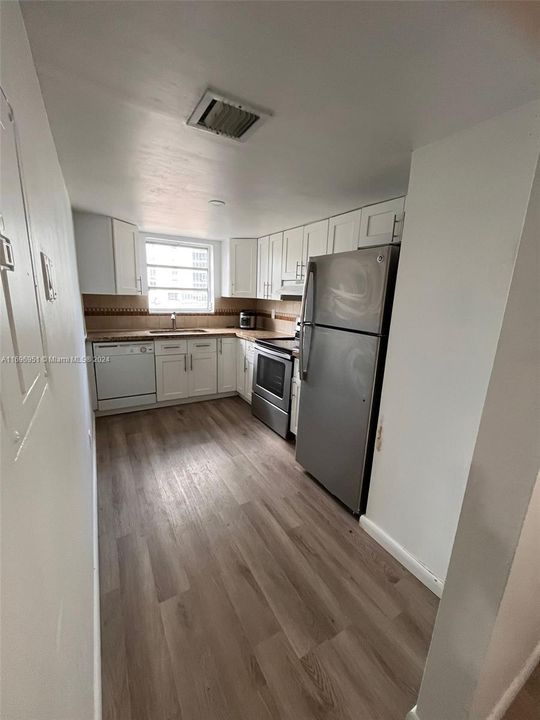 For Rent: $2,700 (3 beds, 2 baths, 840 Square Feet)