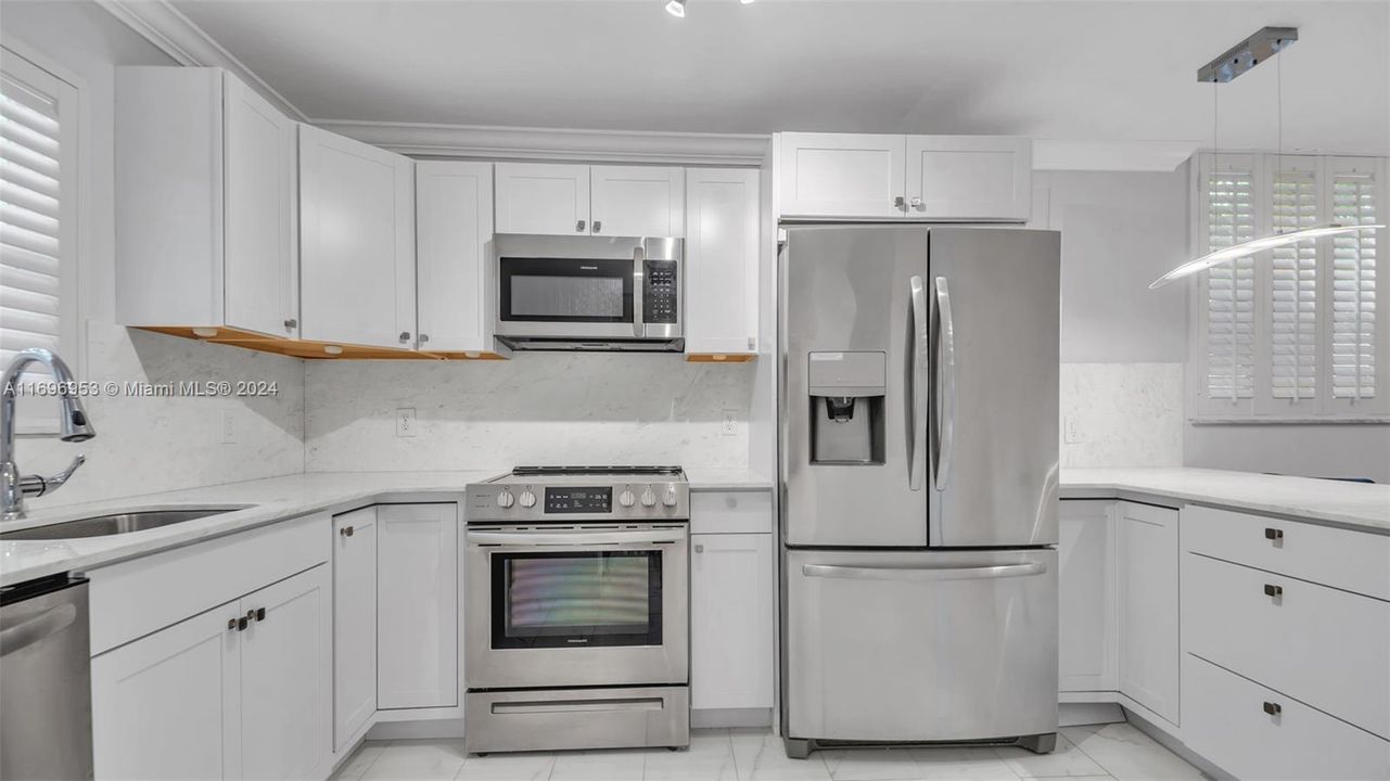 For Rent: $2,350 (2 beds, 2 baths, 908 Square Feet)