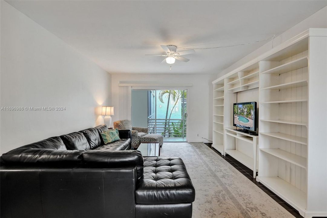 For Sale: $349,900 (2 beds, 2 baths, 966 Square Feet)