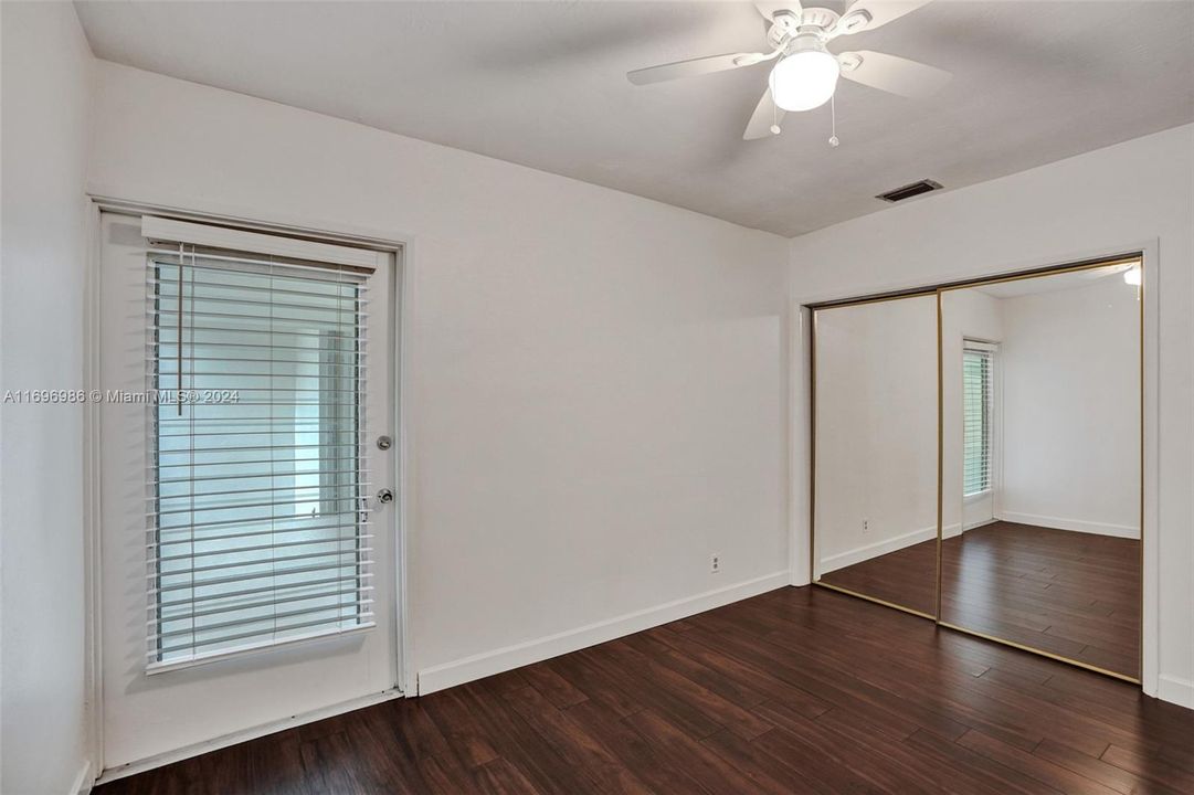 For Sale: $349,900 (2 beds, 2 baths, 966 Square Feet)