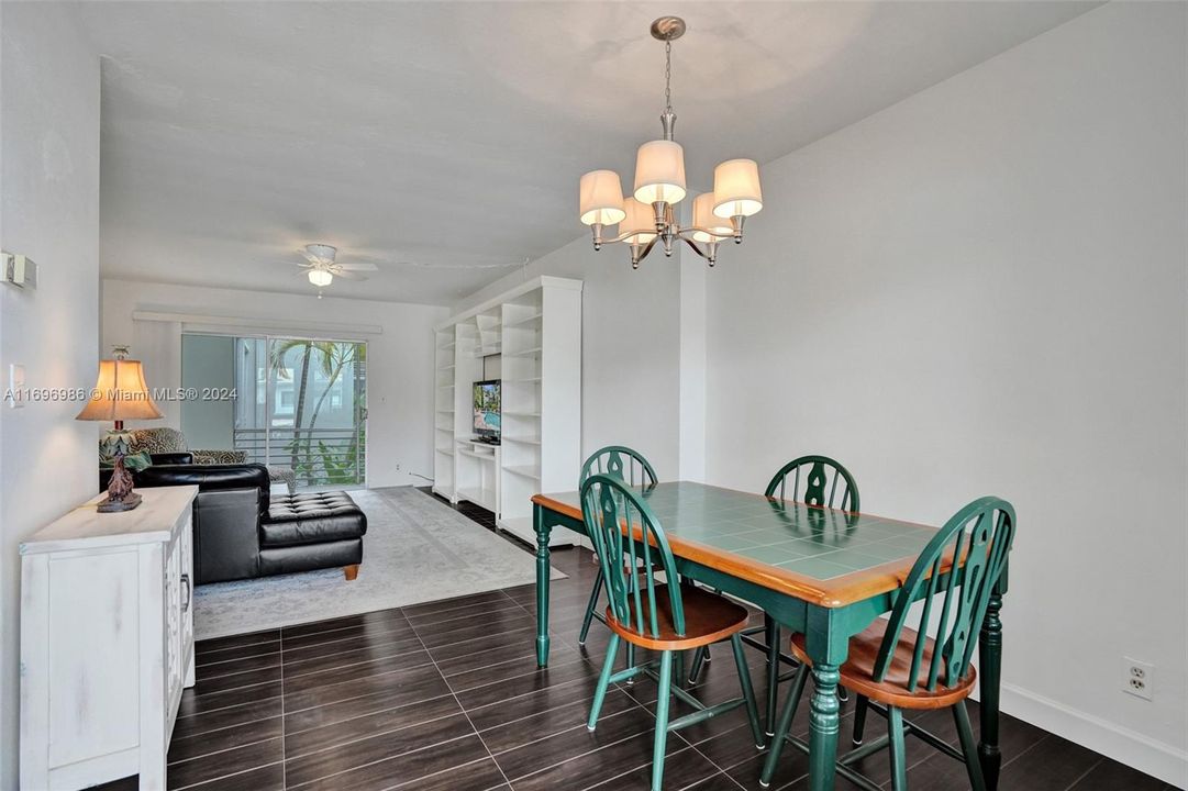 For Sale: $349,900 (2 beds, 2 baths, 966 Square Feet)